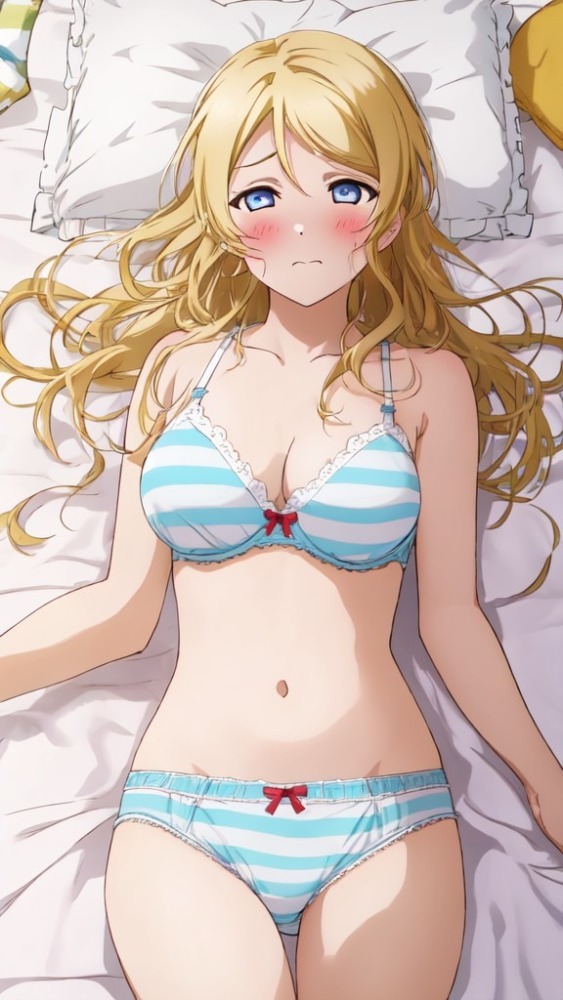 可愛い縞模様の下着姿でベッドに寝転がる絢瀬絵里
