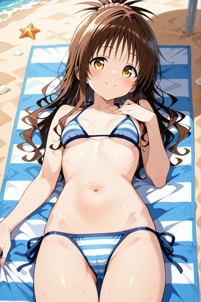 マイクロビキニでビーチに寝そべる結城美柑